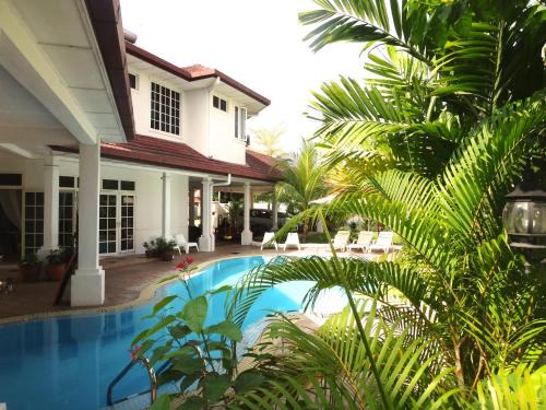 Kota Warisan Bed & Breakfast | Rumah Putih B&B near KLIA