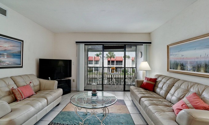 Bradenton Beach Hotel | Runaway Bay Resort by BBG