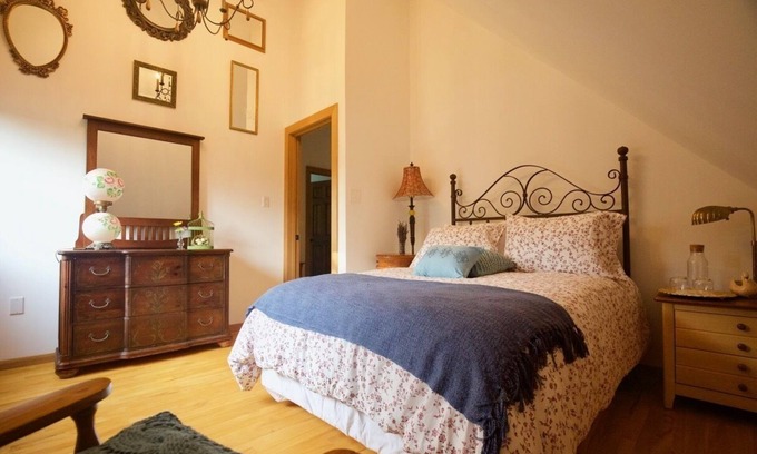 Bloomfield Bed & Breakfast | Runaway Rooster B&B - The Coop