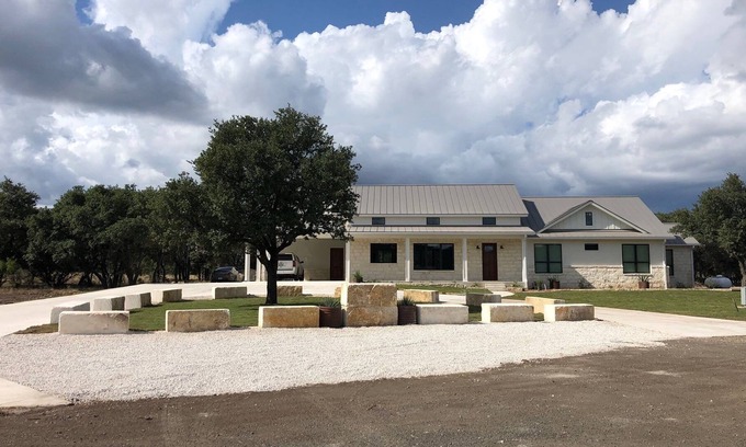 Sabinal House | Running V @ Buchanan Vacation Homes - Large Golf Course Home , Pool & Hot Tub