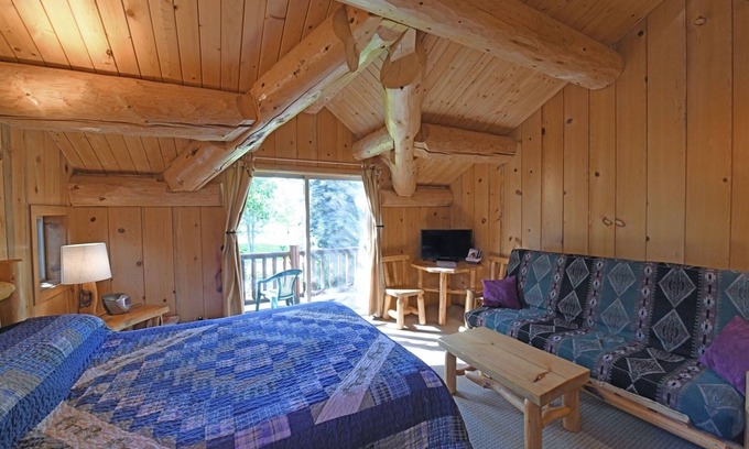 Winthrop Apartment | Running Wolf Studio – trail access, pool/hot tub, private balcony