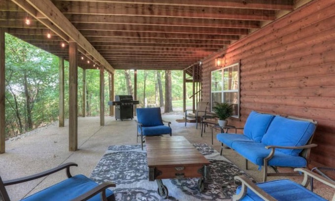 Powell Cabin | Rural 6 bedroom cabin - With a Hot Tub!
