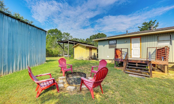 Royal House | Rural Escape Near Lake Ouachita w/Gas Grill!