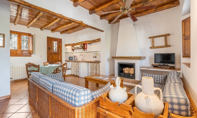 La Zubia House | Rural House 'Casa Rural El Corral' with Mountain Views, Shared Pool, and Wi-Fi