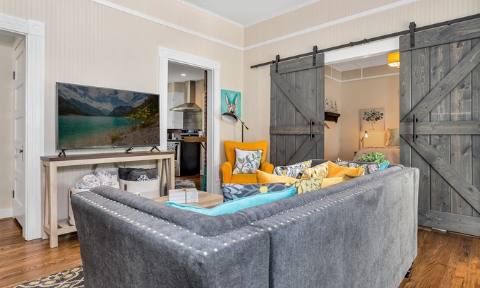 Fredericksburg House | Ruscello | 1935 Farmhouse | 2/2 | Full Kitchen | Hot Tub | Fire Pit | Smart TV