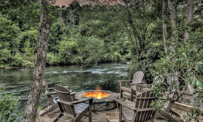 Mineral Bluff Cabin | Rushing River Retreat - Waterfront on Toccoa | Hot Tub | Game Room | Modern Luxury