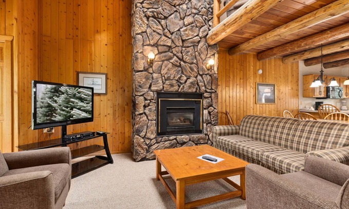 Breezy Point Condo | Rustic 2BR Loft Cabin w/Deck in Pelican Woods
