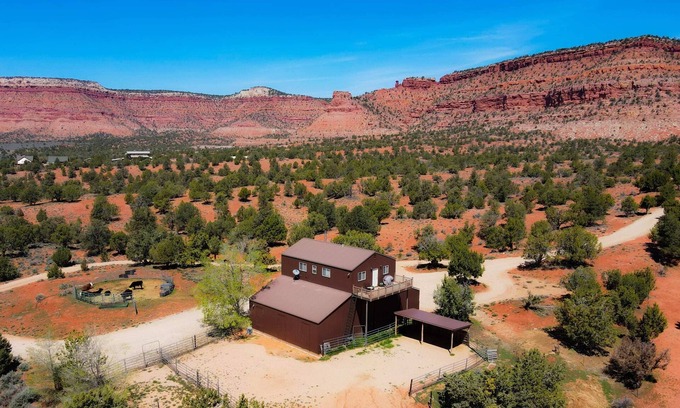 Kanab Apartment | Rustic Barn Loft Near Kanab Red Cliffs | Pet Friendly