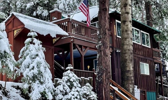 Sugar Pine Cabin | Rustic Cabin Retreat | 7 Miles to Yosemite | King Beds
