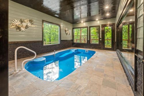 Gatlinburg - Pigeon Forge House | Rustic Cabin Retreat with Indoor Pool & Hot Tub