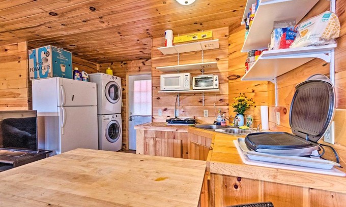 Mid America House | Rustic Cabin with Hot Tub and Dock on Lake Hamilton!