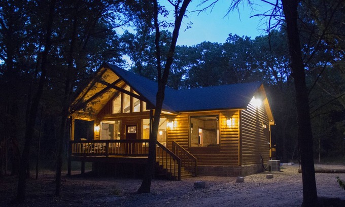Wills Point Cabin | Rustic Charm - New Luxury Log Cabin