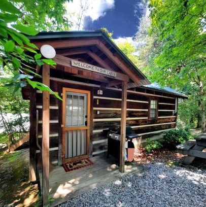 Copperhill House | Rustic Copperhill Cabin Perfect for a Romantic Getaway in Tennessee