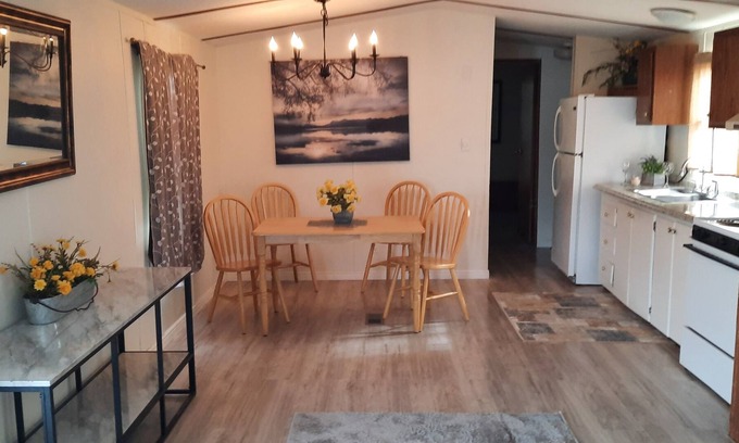 Blanding House | Rustic Country with contemporary flair. Quiet! 2 queens, 1 single, full kitchen.
