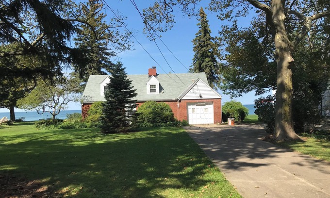 Madison-on-the-Lake Cottage | Rustic, Cozy 3-bedroom Cottage Directly on Lake Erie with WiFi,