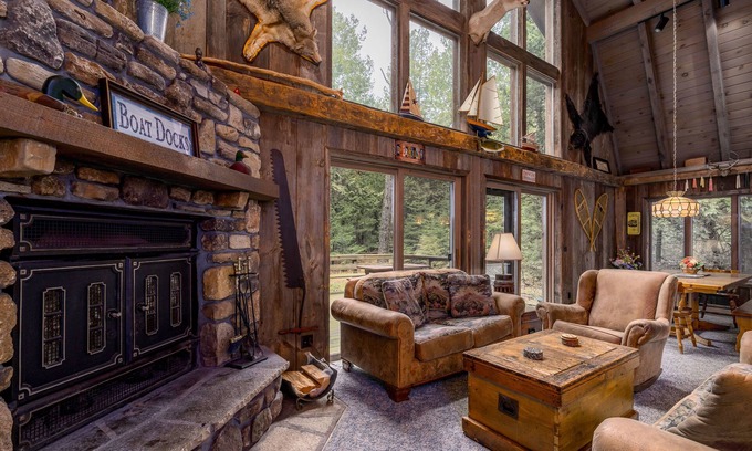 Rowleys Bay Cabin | Rustic, cozy log home vacation retreat near Sister Bay.