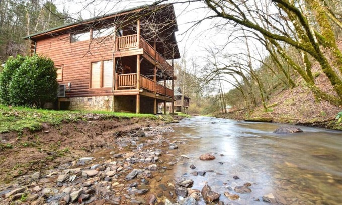 Gatlinburg - Pigeon Forge Cabin | Rustic CreekSide Memories/5min>PForge-GBurg/HotTub