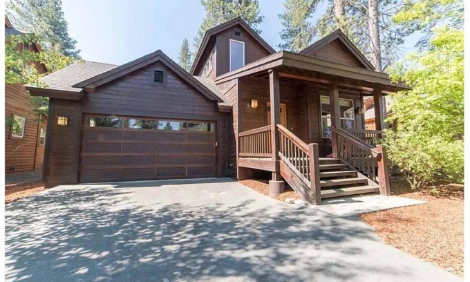 Truckee House | Rustic Elegance 3 bed vacation rental in the heart of Truckee SKI LEASE