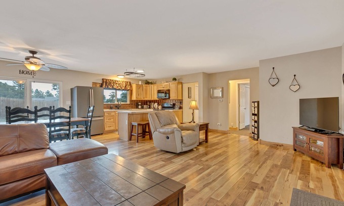 Estes Park House | Rustic Estes Park Home w/Private Hot Tub
