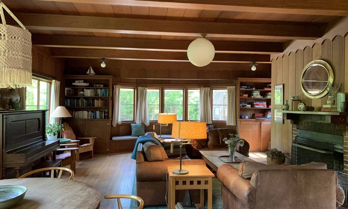 Inverness House | Rustic family vacation retreat with private tennis court (dogs welcome!)