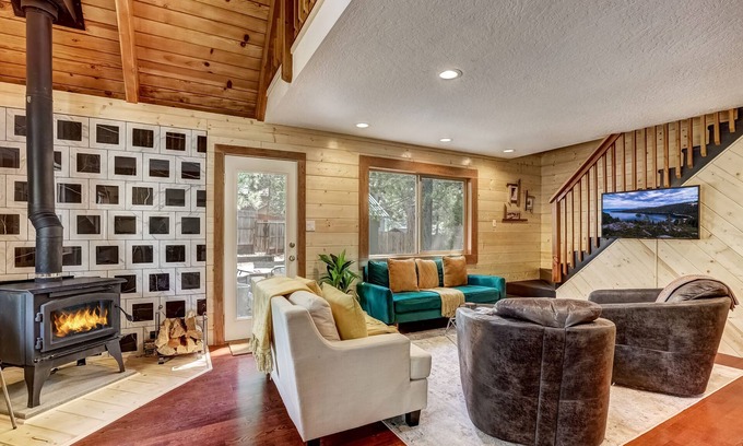 Christmas Valley House | Rustic Haven - Hot tub & Pet friendly