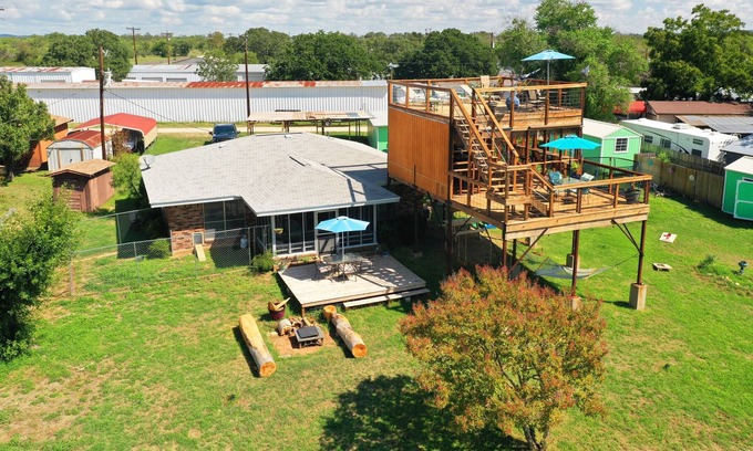 Buchanan Dam House | Rustic Lakehouse | 2 Story Outdoor Bar + Fire Pit + Smoker | Relax & Unwind