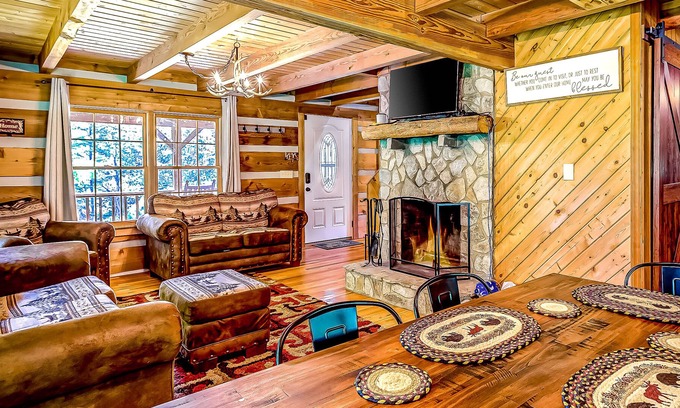 Banner Elk Cabin | Rustic Lodge W/ Free High-Speed WiFi, Private Hot Tub, Large Yard & More!