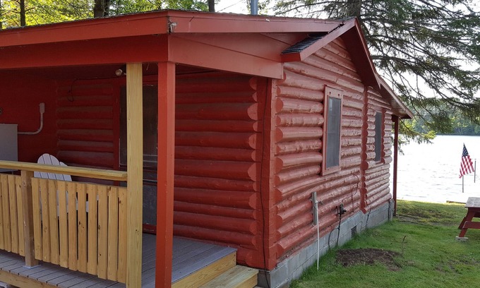 Tomahawk Cabin | Rustic Log Cabin built 1897 just steps from lake