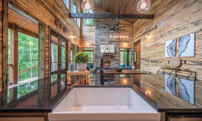 Broken Bow Cabin | Rustic Meets Luxury in Broken Bow: Hot Tub, Fireplaces, 3 King Suites