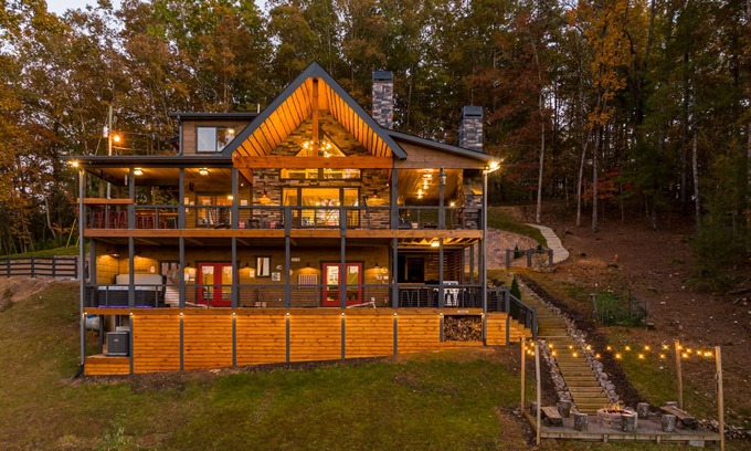 Ellijay Cabin | Rustic Modern Log Cabin with the BEST MOUNTAIN VIEWS & HOTTUB. nEV- CHGR NO PETS