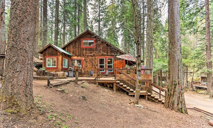 Sugar Pine Cabin | Rustic Oakhurst Cabin ~ 8 Mi to Yosemite NP!