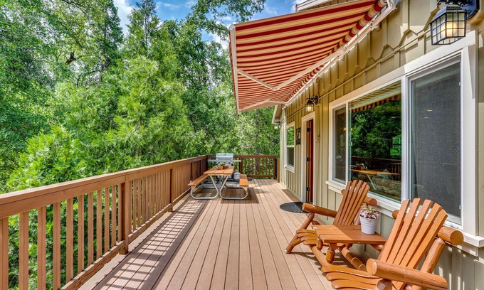 Oakhurst Cottage | Rustic Oakhurst Retreat < 4 Mi to Bass Lake!