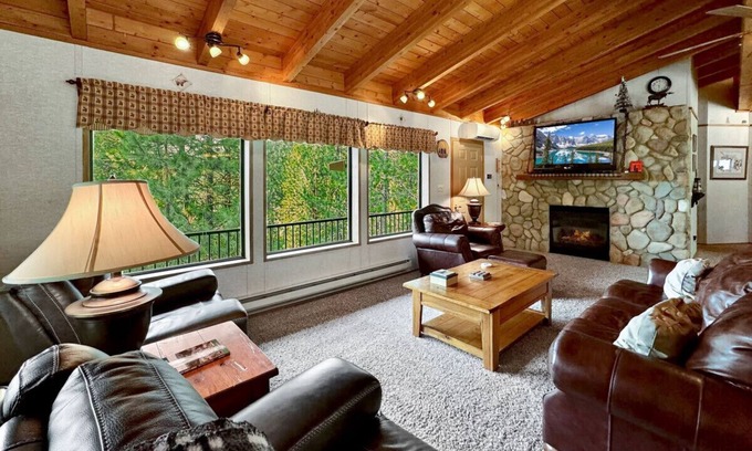 Cascade Apartment | Rustic Pines .