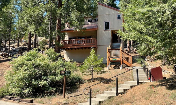 Yosemite West House | Rustic Retreat