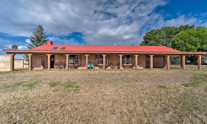 Ruidoso House | Rustic Ranch Retreat w/Yard: 16 Mi to Ski Apache!