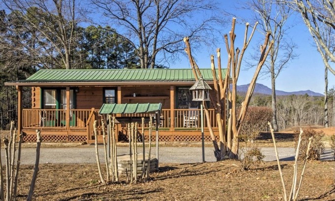 Landrum Cabin | Rustic Refuge- Cabin with Mountain Views see also VRBO #3942030 on Mount Carmeln