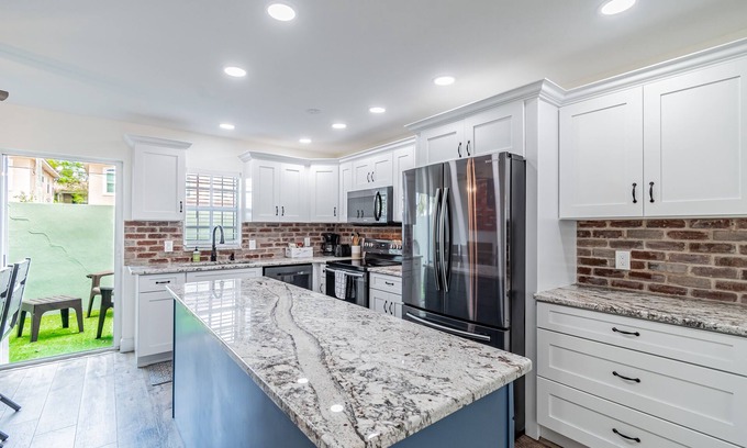 Courier City - Oscawana Condo | ★RUSTIC RESERVE★ Walk to Hyde Park, SOHO, Bayshore