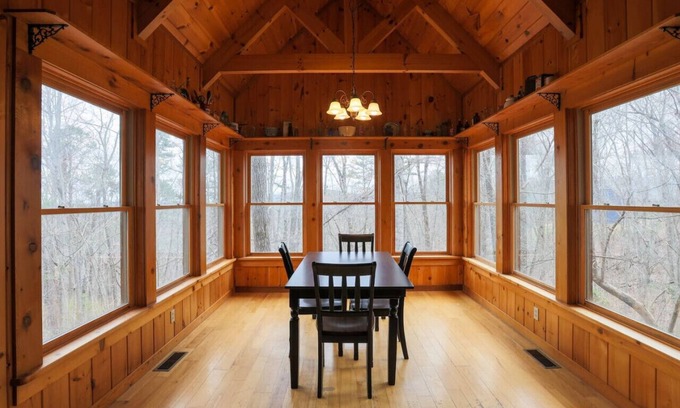 Gatlinburg - Pigeon Forge Cabin | Rustic Retreat 2 BD/1 BA cabin near Pigeon Forge
