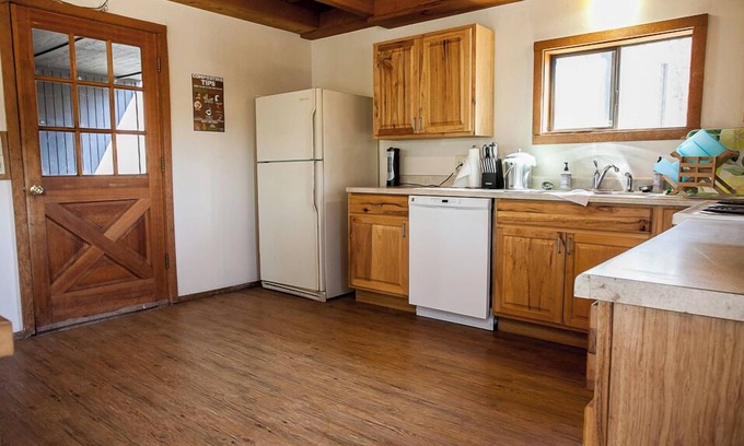 Mosier House | Rustic Retreat - 3 Bedrooms, 3 Bathrooms - Beautiful Cabin on 5 Acres of Land