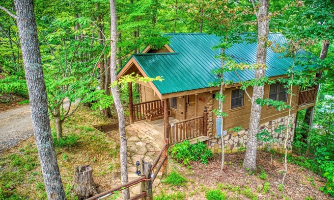 Gatlinburg - Pigeon Forge Cabin | Rustic Retreat in the Smokies