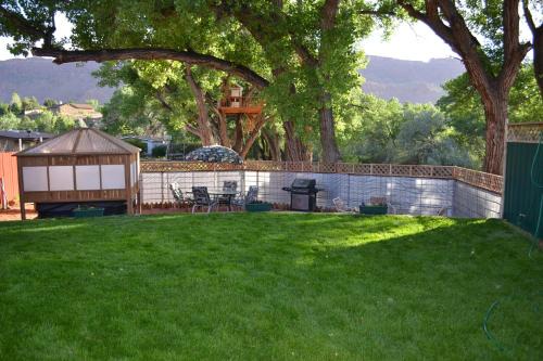 Moab South Valley House | Rustic Retreat Moab Townhome with Grill and Fire Pit