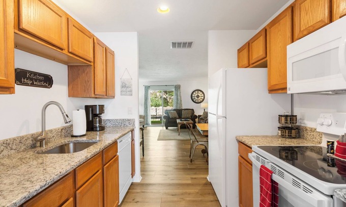 Branson Condo | Rustic Retreat – Private Retreat in the Heart of Branson! Just 10 Min to Silver