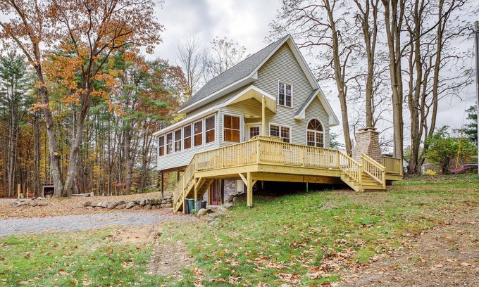 Gloversville Cabin | Rustic Retreat: Walk to Great Sacandaga Lake!