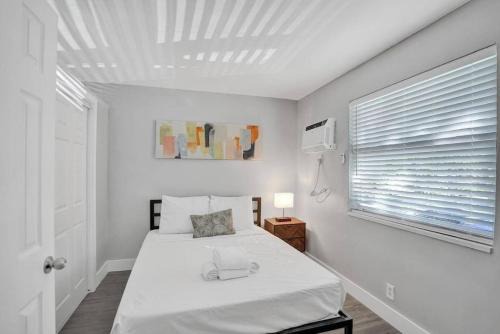 Poinciana Park Apartment | Rustic Retreats Beachy 1BR for 4 guests in the heart of Fort Lauderdale