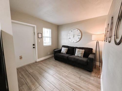 Poinciana Park Apartment | Rustic Retreats Cozy 1BR For 4 Guests Minutes From Las Olas