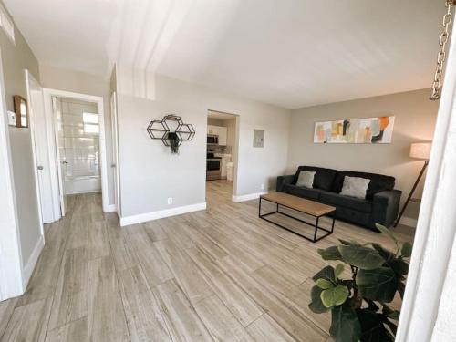 Poinciana Park Apartment | Rustic Retreats Cozy 2BR for 6 guests minutes from Las Olas