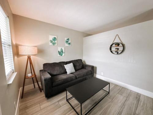 Poinciana Park Apartment | Rustic Retreats Cozy 1BR for 4 guests minutes from Las Olas