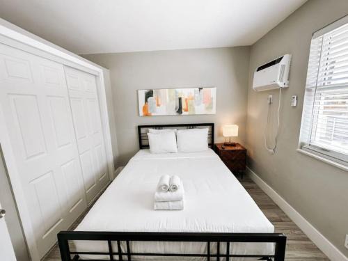 Poinciana Park Apartment | Rustic Retreats Cozy 1BR for 4 guests minutes from Las Olas