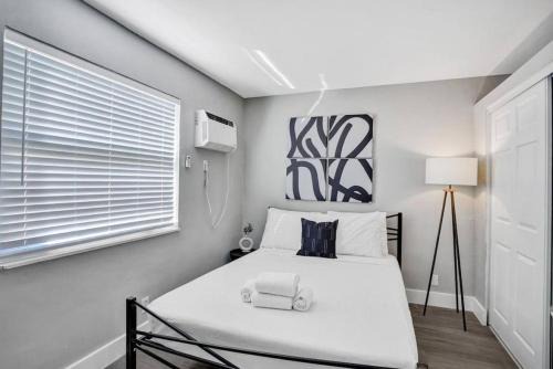 Poinciana Park Apartment | Rustic Retreats Modern 1BR For 4 Guests Minutes From Las Olas