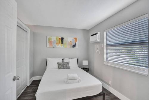 Poinciana Park Apartment | Rustic Retreats Modern 1BR for 4 guests in the heart of Fort Lauderdale